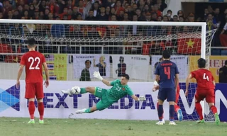 VIDEO: Mục kích Văn Lâm bay người cản phá cú phạt đền của người Thái