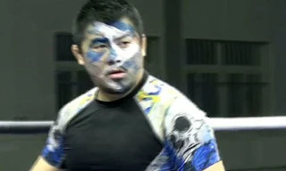 Từ Hiểu Đông vẽ sơn lên mặt khi thượng đài.