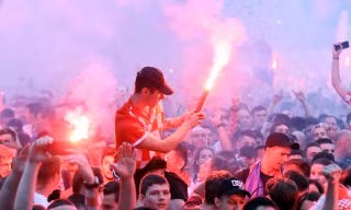 CĐV Croatia đốt pháo sáng ăn mừng chiến thắng của đội nhà.