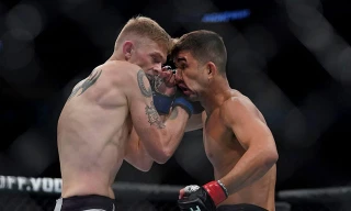 Louis Smolka (phải) đã hạ gục đối thủ trong hiệp thi đấu đầu tiên.