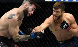 Calvin Kattar ra đòn hạ đo ván đối thủ.