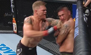 Chase Sherman ra đòn cực mạnh hạ knock-out đối thủ.