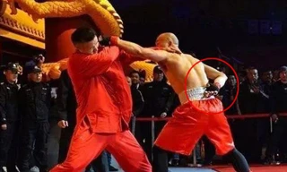 Hùng Trình Trình chấp 1 tay nhưng vẫn áp đảo Dư Xương Hoa.