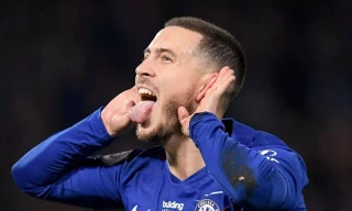 Lập cú đúp, Hazard vượt qua thành tích của Ronaldo