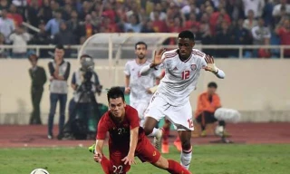 Khalifa Al Hammadi từng phải nhận thẻ đỏ khi phạm lỗi với Tiến Linh.