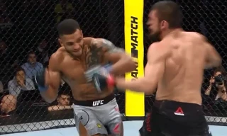 Danny Roberts ra đòn hạ gục đối thủ.