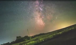 Video ghi lại thay đổi của bầu trời đêm do sự quay của Trái Đất