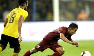 Chanathip Songkrasin (phải) gửi lời xin lỗi tới NHM Thái Lan.