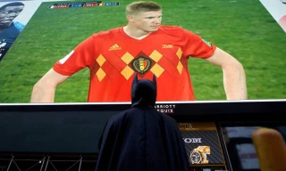 CĐV hóa thân thành Người dơi lặng im đứng nhìn thất bại của ĐT Bỉ.