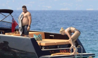 Ro ‘béo’ du hí biển khơi với bạn gái bằng du thuyền sang trọng