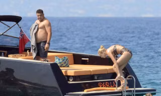 Ro ‘béo’ du hí biển khơi với bạn gái bằng du thuyền sang trọng