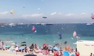 Lốc xoáy xuất hiện làm người dân chạy tán loạn