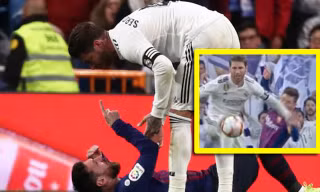 Messi rất bực tức với hành vi của Ramos.
