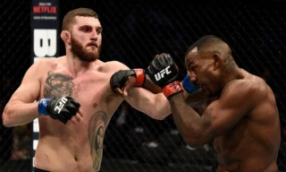 Michał Oleksiejczuk ra đòn hạ gục đối thủ.