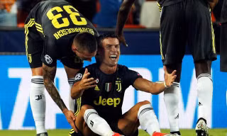 Ronaldo bày tỏ sự bức tức khi bị truất quyền thi đấu.