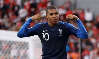 Mục kích bàn thắng lịch sử của sao trẻ Kylian Mbappe