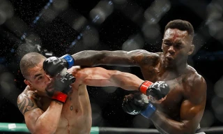 Cú ra đòn giúp Israel Adesanya hạ gục đối thủ.