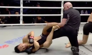 Ma Jia Wen ôm chặt chân trọng tài sau khi bị hạ knock-out.