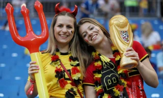 Những bóng hồng thu hút của tuyển Bỉ và Nhật Bản trên khán đài