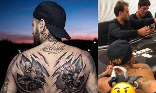 Neymar xăm mình khi đang đánh bài poker với bạn bè.