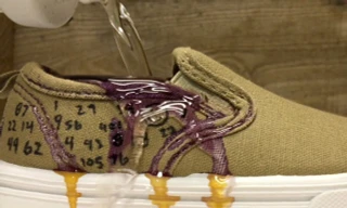 Điều gì xảy ra khi bạn đổ acid đậm đặc vào chiếc giày kaki? 