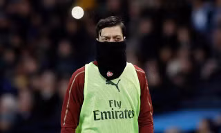 Arsenal đã dùng "biện pháp mạnh" nhằm gây áp lực khiến Ozil phải ra đi.
