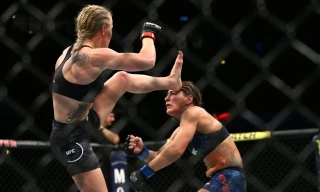 Valentina Shevchenko ra đòn hạ gục đối thủ.