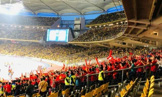 Cảnh tượng gây bức xúc: Một bên là ghế trống, một bên là CĐV Việt Nam phải đứng để xem trận đấu.