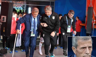 Mắc bệnh lạ, HLV Uruguay chống gậy ra sân điều binh