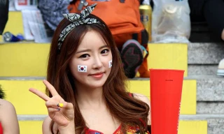 Mỹ nhân Hàn Quốc khoe nhan sắc trên khán đài World Cup