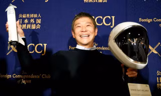 Tỷ phú Yusaku Maezawa.