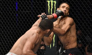 Francisco Trinaldo ra đòn hạ knock-out đối thủ.