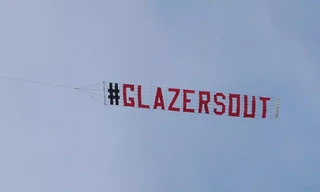 Cổ động viên thuê máy bay kéo biểu ngữ đòi đuổi ông chủ M.U