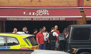 Ngôi sao của Arsenal bị kẻ lạ mặt tấn công bằng dao trên phố