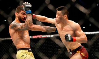 Jingliang Li (phải) đã giành chiến thắng knock-out trước Elizeu Zaleski.