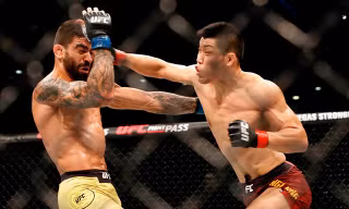 Jingliang Li (phải) đã giành chiến thắng knock-out trước Elizeu Zaleski.