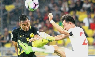 Adam Nor Azlin (trái) muốn giành chức vô địch AFF Cup để làm quà cho vợ mới cưới.