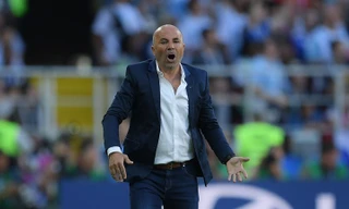 Messi đá hỏng phạt đền, HLV Sampaoli vẫn bênh chằm chặp