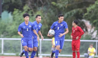 VIDEO: Thủ môn Văn Toản mắc sai lầm khó tin, Thái Lan được 'biếu' bàn thắng