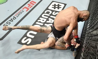 Khamzat Chimaev ra đòn vào mặt đối thủ.