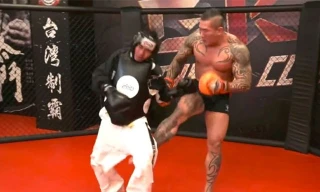 Holger Chen khiến đối thủ phải khóc lóc xin thua.