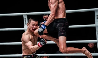 Jeremy Miado ra đòn hạ gục đối thủ.