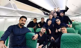 Ronaldo cùng các đồng đội tranh thủ chụp ảnh trước khi lên đường.
