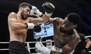 Cedric Doumbe ra đòn hạ gục đối thủ.