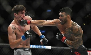 Lyman Good ra đòn chuẩn xác về phía đối thủ.