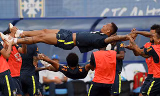 Các cầu thủ Brazil áp dụng bài tập này để giúp các cầu thủ thả lỏng