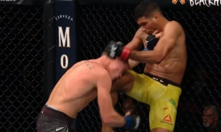 Herbert Burns ra đòn hạ gục đối thủ.