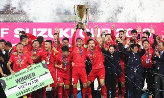VIDEO: Khoảnh khắc ĐT Việt Nam nâng cao cúp vô địch AFF Cup