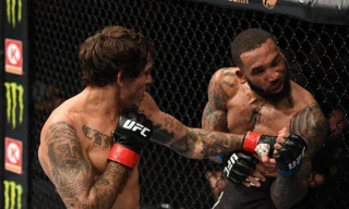 Marlon Vera ra đòn chính xác về phía Andre Ewell.