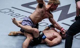 Yosuke Saruta ra đòn hạ gục đối thủ.